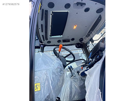 Machinery / Agricultural Machines / Tractors / New Holland / T4.50S