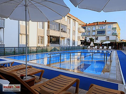 HAVUZLU SİTE'DE ARAKAT CAM BALKONLU 1+1 KİRALIK DAİRE