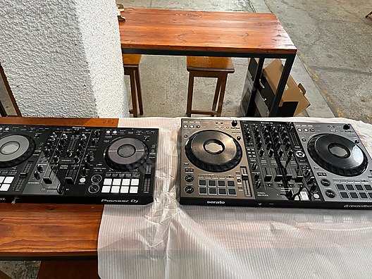Pioneer DDJ-800 DJ Controller + Pioneer Hardshell Case sahibinden