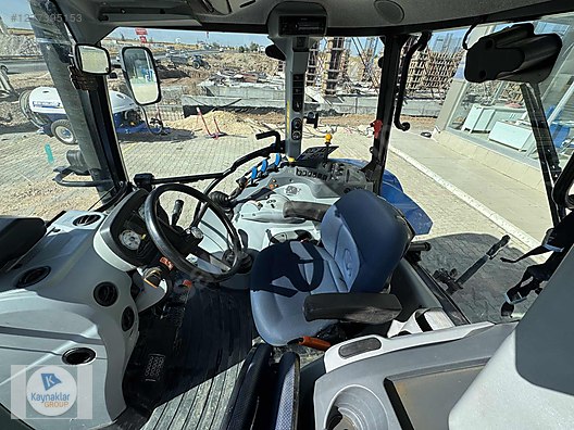 Machinery / Agricultural Machines / Tractors / New Holland / TR5.105