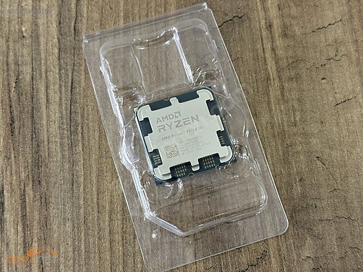 AMD Ryzen 7 7800X3D Sekiz Çekirdek 4.2 GHz Tray İşlemci on