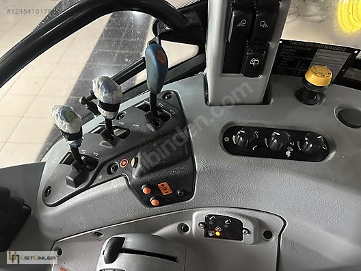 Machinery / Agricultural Machines / Tractors / New Holland / TR5.100