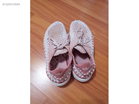 Used & Brand New Items / Clothing & Accessories / Women / Shoes / Sneakers