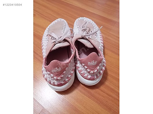 Used & Brand New Items / Clothing & Accessories / Women / Shoes / Sneakers