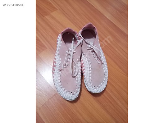 Used & Brand New Items / Clothing & Accessories / Women / Shoes / Sneakers