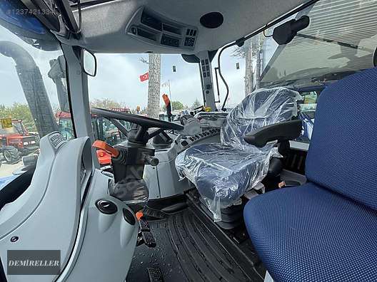 Machinery / Agricultural Machines / Tractors / New Holland / T7.230