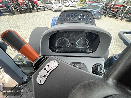 Machinery / Agricultural Machines / Tractors / New Holland / T7.230