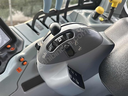 Machinery / Agricultural Machines / Tractors / New Holland / TR6.130