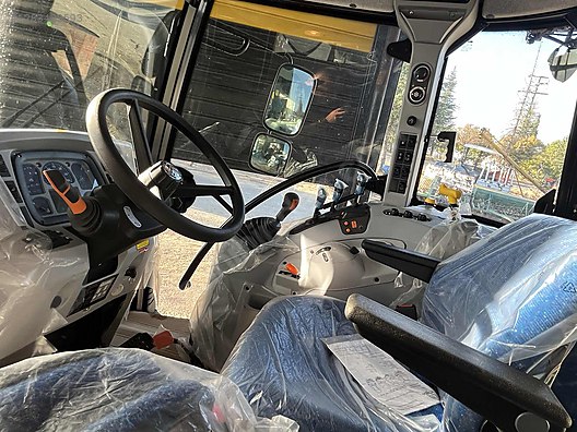 Machinery / Agricultural Machines / Tractors / New Holland / TR5.120