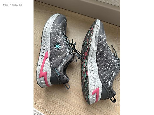 Used & Brand New Items / Clothing & Accessories / Women / Shoes / Sneakers