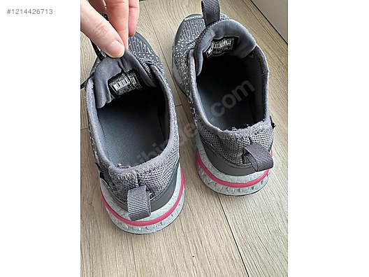 Used & Brand New Items / Clothing & Accessories / Women / Shoes / Sneakers