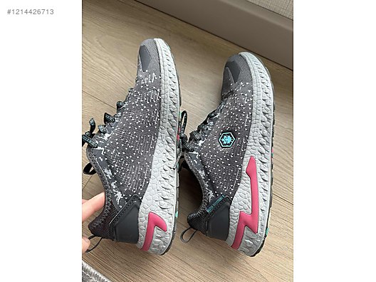 Used & Brand New Items / Clothing & Accessories / Women / Shoes / Sneakers