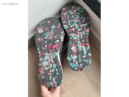 Used & Brand New Items / Clothing & Accessories / Women / Shoes / Sneakers