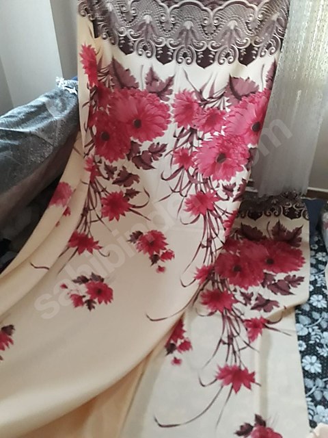 tarihi 60 yıllık kumaş el değmemiş.perdeler mevcuttur