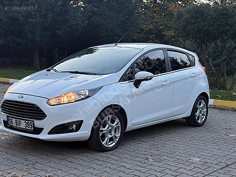 2015 MODEL 1,6 BENZİN Lİ 72 BİN KMDE OTOMATİK FIESTA