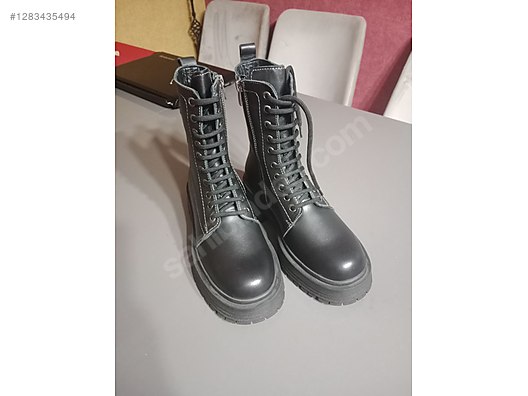 Used & Brand New Items / Clothing & Accessories / Women / Shoes / Boots