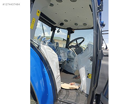 Machinery / Agricultural Machines / Tractors / New Holland / TD5.90