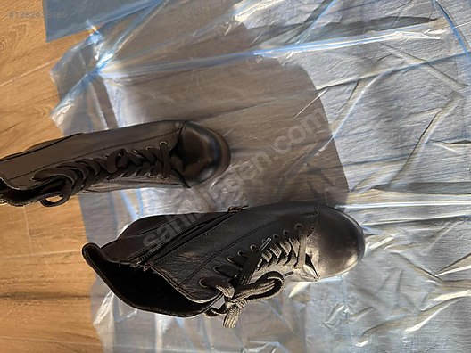 Used & Brand New Items / Clothing & Accessories / Women / Shoes / Boots