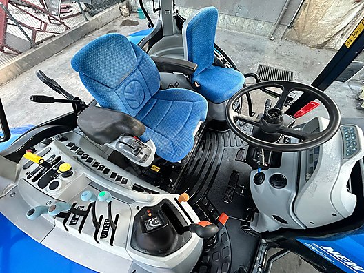 Machinery / Agricultural Machines / Tractors / New Holland / TR6.120