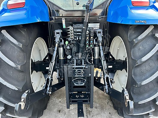 Machinery / Agricultural Machines / Tractors / New Holland / TR6.120