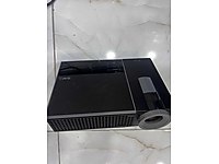 Sağdan sola 3 metre projeksiyon perde ve Dell projeksiyon cihazı #1246453080