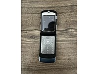 SIFIR.EFSANİN KRALI MOTOROLA V3 telefon hattını tak kullan.