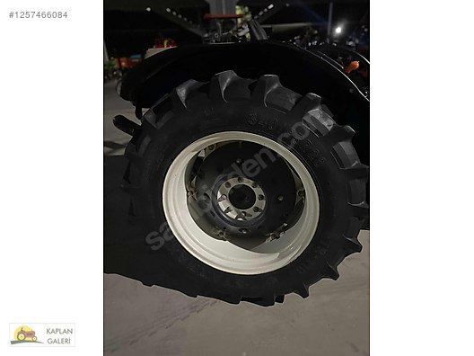 Machinery / Agricultural Machines / Tractors / New Holland / T4.80B