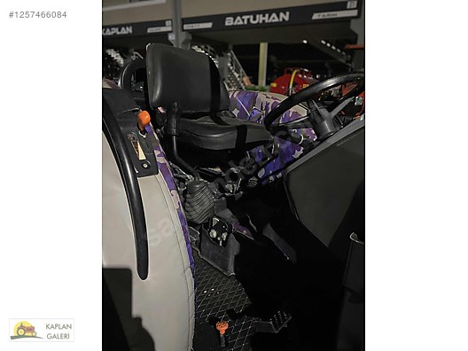 Machinery / Agricultural Machines / Tractors / New Holland / T4.80B