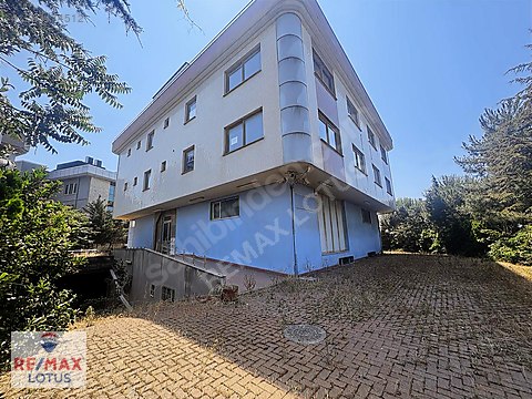 BURCU AYDENİZ'DEN ATAŞEHİR'DE KOMPLE SATILIK BİNA