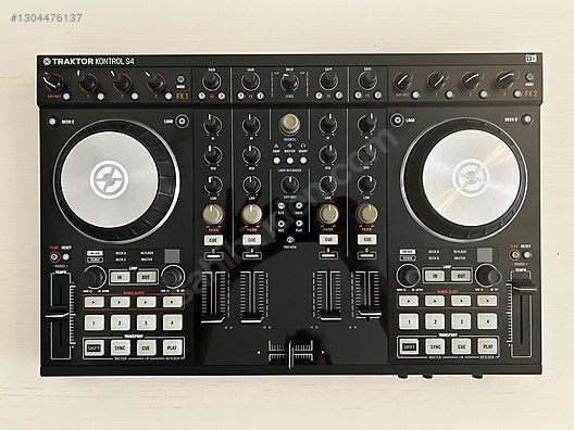 Native Instruments Traktor S4 MK2 DJ Controller + MAGMA Çanta on