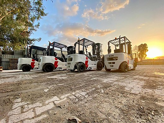 Machinery / Industrial / Carrying & Stacking Equipment / Forklifts / For Sale / Ceylift