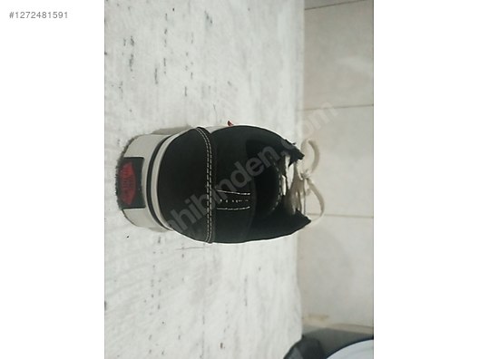 Used & Brand New Items / Clothing & Accessories / Women / Shoes / Sneakers