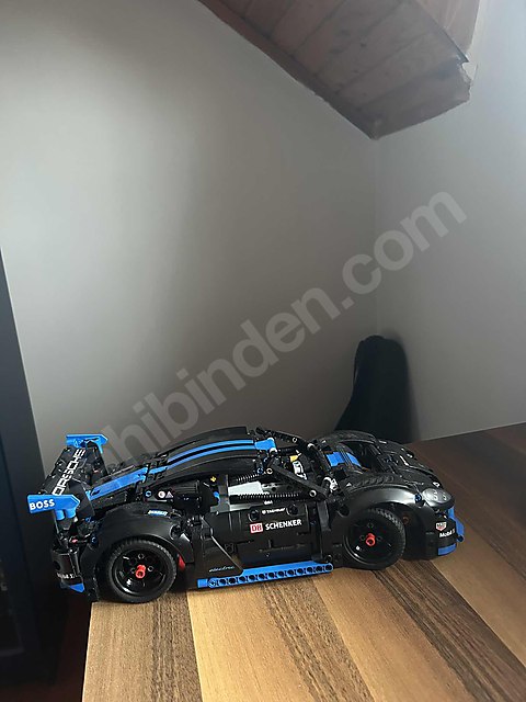 Porsche GT4 e-performance