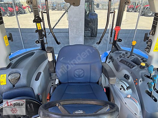 Machinery / Agricultural Machines / Tractors / New Holland / TR5.115