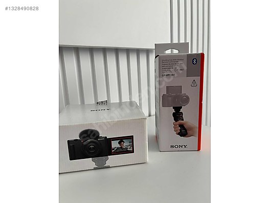 Sony ZV-1F ve orijinal Sony GP-VPT2BT Bluetooth çekim kolu on