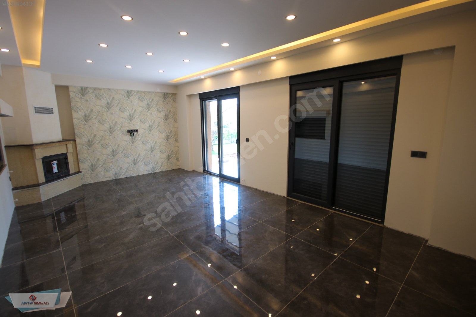 AKTİFTEN AKÇAYDA KENDİSİNE AİT HAVUZLU LUX OTOPARKLI MÜSTAKİL EV