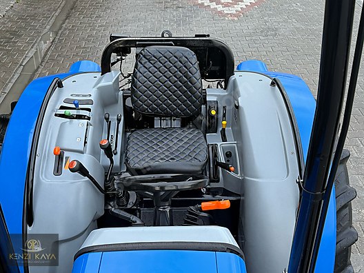 Machinery / Agricultural Machines / Tractors / New Holland / TD4.90B