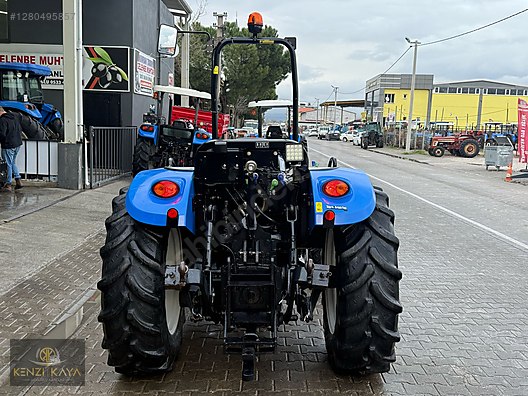 Machinery / Agricultural Machines / Tractors / New Holland / TD4.90B