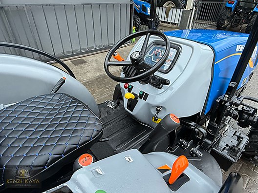 Machinery / Agricultural Machines / Tractors / New Holland / TD4.90B