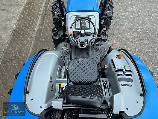 Machinery / Agricultural Machines / Tractors / New Holland / TD4.90B