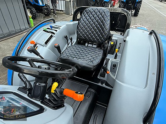 Machinery / Agricultural Machines / Tractors / New Holland / TD4.90B