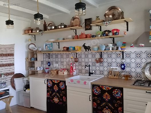 KARABURUN�DA DENİZ MANZARALI, BALKONLU/BAHÇELİ SEVİMLİ YAZLIK EV