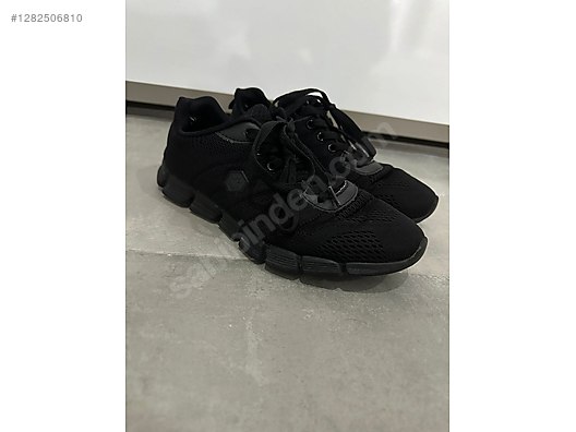 Used & Brand New Items / Clothing & Accessories / Women / Shoes / Sneakers