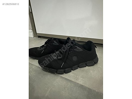 Used & Brand New Items / Clothing & Accessories / Women / Shoes / Sneakers