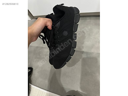 Used & Brand New Items / Clothing & Accessories / Women / Shoes / Sneakers