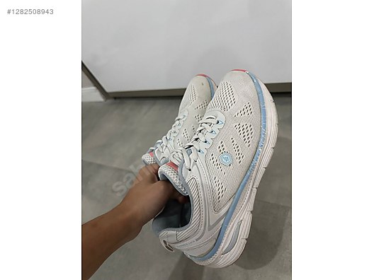 Used & Brand New Items / Clothing & Accessories / Women / Shoes / Sneakers