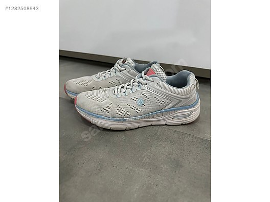 Used & Brand New Items / Clothing & Accessories / Women / Shoes / Sneakers