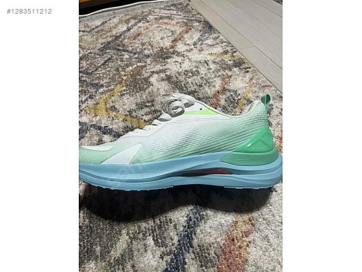 Used & Brand New Items / Clothing & Accessories / Women / Shoes / Sneakers