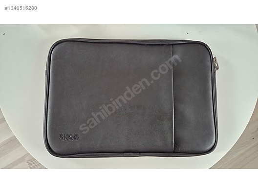 SKOG Visby 13 inch Macbook için siyah vegan deri laptop kılıfı SKOG Visby 13 inch Macbook için siyah vegan deri laptop kılıfı