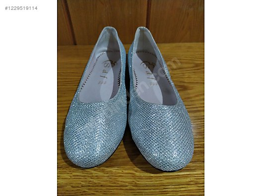 Used & Brand New Items / Clothing & Accessories / Women / Shoes / Flat Shoes